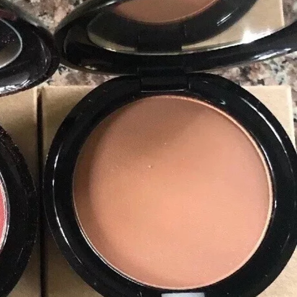 Stila custom color blush/ bronzer